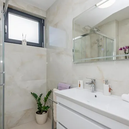Awesome In With Wifi Apartment Makarska