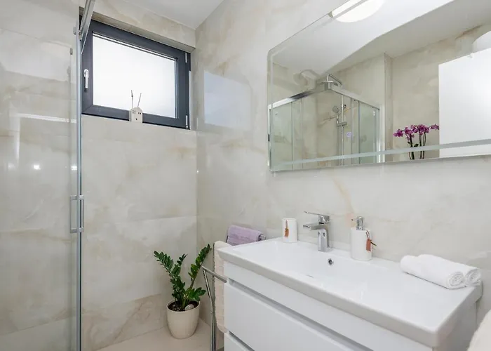 Awesome In With Wifi Apartment Makarska